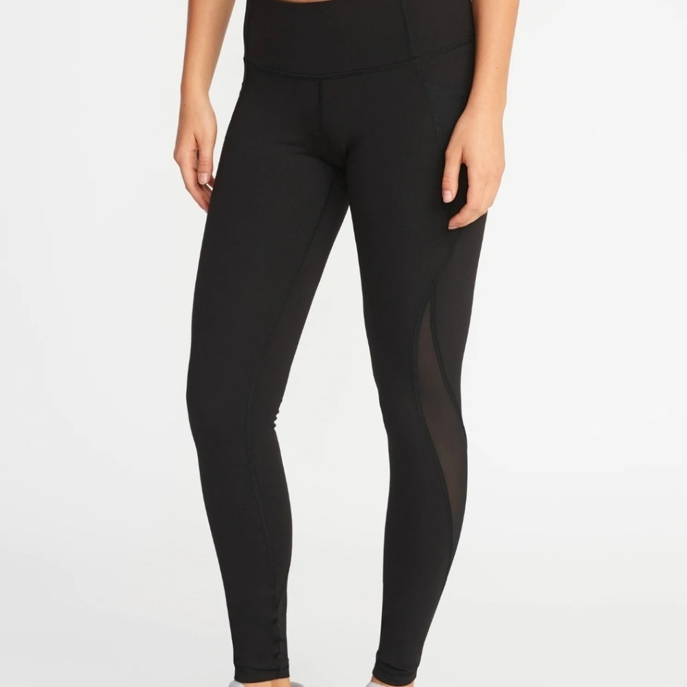 Mid-rise black Old Navy athletic leggings